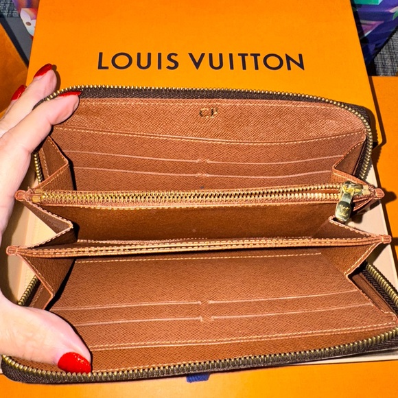 Louis Vuitton's Zippy Organizer Wallet - Picture 3 of 12